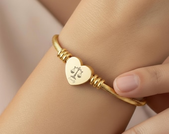 Elegante y chic brazalete de corazón (grabado), balanza de la justicia, regalo personalizado, brazalete de abogado personalizado, regalo para graduado de derecho.