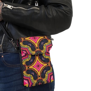 Elegante y chic cartera pequeña para teléfono móvil, estilo étnico africano, inspirada en tela kente, bolso de feria callejera y bolso para festival de música y arte jamaicano.
