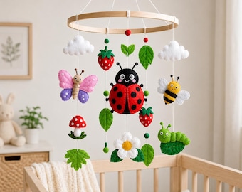 Giostrina per culla in feltro fatta a mano, con insetti da giardino, ideale come regalo per baby shower.