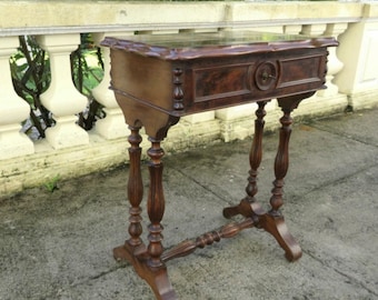 Mesa de costura antigua de caoba, mesa de trabajo vintage con bolsa de seda, caja de trabajo victoriana, mesa de bordado artesanal, tocador antiguo