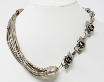 Geüpcycleerde ketting, herwerkte ketting, statement choker ketting, hergebruikte sieraden, assemblage sieraden collage, herwerkte vintage sieraden
