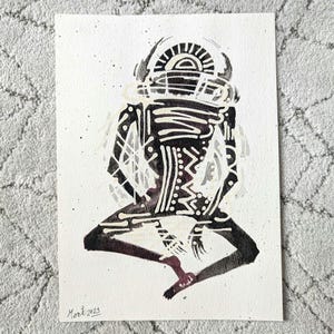 Può includere: Dipinto ad acquerello di una figura seduta in bianco e nero. La figura ha un'elaborata acconciatura e abiti a motivi. L'opera è firmata "Mori 2023" in basso a sinistra. Lo sfondo è bianco con sottili schizzi di inchiostro.