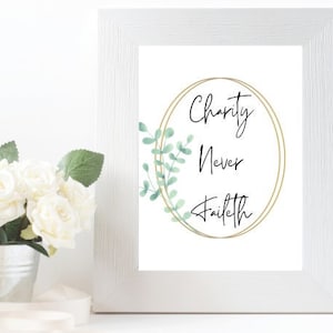 Puede incluir: Una impresión enmarcada en blanco con un círculo dorado y hojas verdes alrededor del texto "Charity Never Faileth".