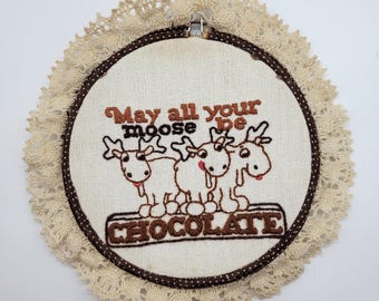 Vintage complete borduurnaald met chocolade-elanddecor, kantaccent