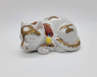 Figura de gato durmiendo pequeño pintado a mano con castillo dorado vintage y detalles dorados