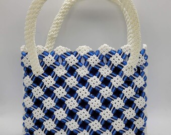 Handgemaakte vintage portemonnee met blauwe en witte kralen en handvat aan de bovenkant