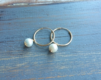 Boucles d’oreilles créoles remplies d’or 14 carats, perle d’eau douce blanche, cadeau de pierre de naissance de juin, accessoire de mariage, bijoux en pierres précieuses, boucles d’oreilles en coquillage naturel