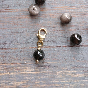 Kleiner Glanz Obsidian 14K Gold Filled Anhänger, Clip auf Armband-Halsketten-Anhänger, schwarzer und grauer natürlicher Edelstein-Anhänger mit kleinem Verschluss