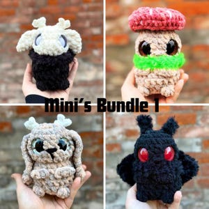 Puede incluir: Una colección de cuatro pequeños peluches de ganchillo etiquetados como Mini's Bundle 1. El conjunto incluye una criatura blanca y negra con astas, una figura beige con sombrero de seta y bufanda verde, un peluche de conejo beige y una criatura alada negra.