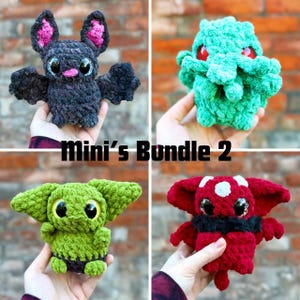 Può includere: Un set di quattro peluche all'uncinetto con l'etichetta Mini's Bundle 2. Il set include un pipistrello grigio scuro con orecchie rosa, una creatura verde testurizzata con occhi rossi, una figura aliena verde chiaro e una creatura rossa.