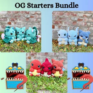 Könnte beinhalten: Das Bild zeigt eine Sammlung handgefertigter Häkeltier-Plüschtiere. Das "OG Starters Bundle" umfasst verschiedene farbenfrohe Kreaturen, wie blaue, grüne und rote Charaktere, zusammen mit einer Schatzkiste-Grafik. Die Spielzeuge sind auf Gras angeordnet.