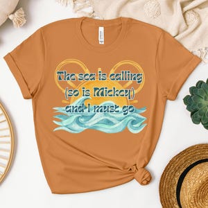 The Sea Is Calling Disney Cruise Shirt - Lustiges Mickey Urlaub T-Shirt - Passendes Familien Cruise Shirt