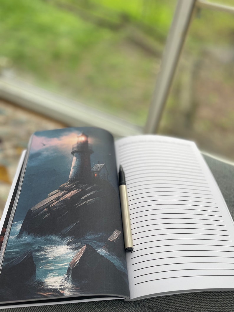 Op de afbeelding: Een open notitieboek met gelinieerde pagina's en een zilveren pen. De linkerpagina toont een donkere illustratie van een vuurtoren aan een rotsachtige kust met golven die tegen de rotsen beuken.
