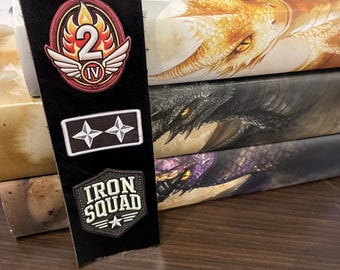 Marcapáginas de piel sintética personalizado inspirado en el Cuarta Ala / Diseño de parches del Escuadrón de Hierro, segundo año, del Cuarta Ala / Regalo para amantes de los libros