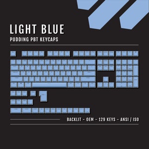 Könnte beinhalten: Ein Satz von 129 hellblauen Pudding-PBT-Tastenkappen für eine mechanische Tastatur. Die Tastenkappen sind beleuchtet und in ANSI- und ISO-Layouts erhältlich. Die Tastenkappen sind mit dem Standard-Tastaturlayout beschriftet.