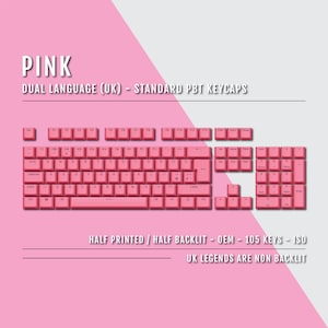 Könnte beinhalten: Rosa PBT-Tastenkappen für eine mechanische Tastatur mit einem zweisprachigen (UK) Layout. Die Tastenkappen sind halb bedruckt und halb beleuchtet, mit 105 Tasten in einem ISO-Standardlayout. Die UK-Legenden sind nicht beleuchtet.