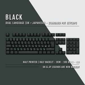 Könnte beinhalten: Schwarze PBT-Tastenkappen für eine mechanische Tastatur mit zweisprachigen (UK + Japanisch) Legenden. Die Tastenkappen sind halb bedruckt und halb beleuchtet. Die UK- und japanischen Legenden sind nicht beleuchtet. Das Set enthält 105 Tasten im ISO-Layout.