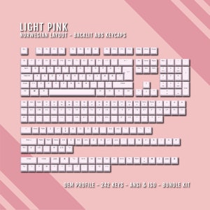 Könnte beinhalten: Hellrosa Keycaps mit norwegischem Layout und Hintergrundbeleuchtung aus ABS-Kunststoff. Die Keycaps sind auf einem rosa Hintergrund angeordnet. Der Text "LIGHT PINK NORWEGIAN LAYOUT - BACKLIT ABS KEYCAPS" steht oben. Der Text "OEM PROFILE - 242 KEYS - ANSI & ISO - BUNDLE KIT" steht unten.