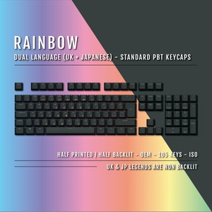 Könnte beinhalten: Eine schwarze Tastatur mit Regenbogen-Tastenkappen. Die Tastenkappen sind halb bedruckt mit den Buchstaben und Symbolen in Weiß, die andere Hälfte ist leer. Die Tastatur hat 105 Tasten und ist ISO-Standard. Die Tastenkappen sind aus PBT-Kunststoff und sind zweisprachig (UK + Japanisch). Der Text auf der Tastatur lautet "RAINBOW DUAL LANGUAGE (UK + JAPANESE) - STANDARD PBT KEYCAPS HALF PRINTED / HALF BACKLIT - OEM - 105 KEYS - ISO UK & JP LEGENDS ARE NON BACKLIT"