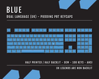 Könnte beinhalten: Eine Full-Size-Tastatur mit hellblauen Tastenkappen. Die Tastatur hat ein zweisprachiges Layout (UK) und Pudding-PBT-Tastenkappen. Der Text "BLUE" steht oben. Die Tastatur ist halb bedruckt, halb hinterleuchtet, OEM, mit 108 Tasten und ANSI-Layout.