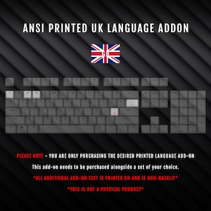 Può includere: Una disposizione di tastiera che mostra l'addon di lingua britannica ANSI stampato. La disposizione della tastiera è mostrata con la bandiera del Regno Unito nell'angolo in alto a sinistra. Il testo "PLEASE NOTE - YOU ARE ONLY PURCHASING THE DESIRED PRINTED LANGUAGE ADD-ON This add-on needs to be purchased alongside a set of your choice. *ALL ADDITIONAL ADD-ON TEXT IS PRINTED ON AND IS NON-BACKLIT* *THIS IS NOT A PHYSICAL PRODUCT*" è mostrato nella parte inferiore dell'immagine.