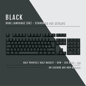Könnte beinhalten: Schwarze Tastaturkappen mit einem zweisprachigen Layout für britische Tastaturen. Die Tastenkappen bestehen aus PBT-Kunststoff und haben ein halbbedrucktes, halb beleuchtetes Design. Die Tastenkappen sind ISO-Standard und werden in einem Satz mit 105 Tasten geliefert.