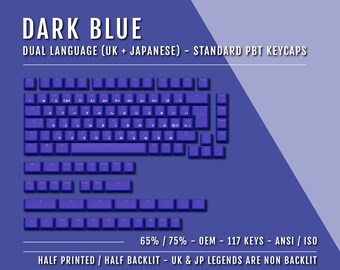 Könnte beinhalten: Dunkelblaue Tastaturkappen aus PBT mit weißer Beschriftung. Die Tastenkappen sind für ein 65% oder 75% Tastaturlayout und umfassen 117 Tasten. Die Tastenkappen sind halb bedruckt und halb beleuchtet. Die UK- und japanischen Legenden sind nicht beleuchtet.