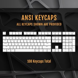 Op de afbeelding: Een wit toetsenbord met 108 toetsen, waaronder functietoetsen, nummertoetsen en pijltoetsen. Het toetsenbord is gelabeld met "ANSI KEYCAPS" en "108 Keycaps Total".