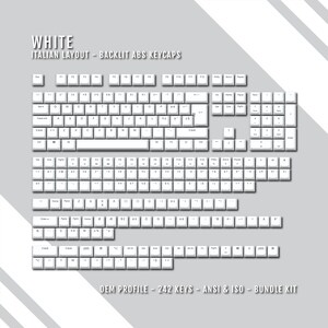 Könnte beinhalten: Weiße, hintergrundbeleuchtete ABS-Tastenkappen für eine mechanische Tastatur im italienischen Layout. Die Tastenkappen sind in Reihen und Spalten angeordnet, mit Beschriftungen für jede Taste. Die Tastenkappen sind mit Buchstaben, Zahlen, Symbolen und Funktionstasten beschriftet. Die Tastenkappen sind in einem Standard-Tastaturlayout angeordnet. Die Tastenkappen bestehen aus einem strapazierfähigen Kunststoffmaterial. Die Tastenkappen sind so konzipiert, dass sie mit den meisten mechanischen Tastaturen kompatibel sind. Die Tastenkappen werden in einem Bundle-Kit verkauft, das 242 Tasten umfasst. Die Tastenkappen sind sowohl mit ANSI- als auch mit ISO-Tastaturen kompatibel. Die Tastenkappen sind für die Verwendung mit einer Tastatur mit OEM-Profil konzipiert.