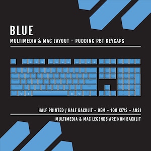 Op de afbeelding: Een toetsenbord met blauwe toetsen, ontworpen voor multimedia en Mac-gebruik. De toetsen zijn half bedrukt en half verlicht, met 108 toetsen in een ANSI-indeling. De tekst "BLUE" staat bovenaan.