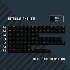 Könnte beinhalten: Ein schwarzes Tastaturlayout mit 84 Tasten, beschriftet mit "INTERNATIONAL KIT" und "BACKLIT - OEM - 84 KEYS TOTAL". Das Tastaturlayout enthält Standardtasten wie Buchstaben, Zahlen und Satzzeichen sowie Sondertasten wie die Rücktaste, die Eingabetaste und die Umschalttaste. Das Tastaturlayout enthält auch Tasten, die für internationale Tastaturen spezifisch sind, wie z. B. die "@"-Taste und die "#"-Taste.