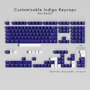 Puede incluir: Un conjunto de teclas de teclado de color índigo, dispuestas para mostrar la distribución. Las teclas tienen letras y símbolos blancos. El texto "Customisable Indigo Keycaps" y "Non Backlit" está en la parte superior. El conjunto incluye 161 teclas.
