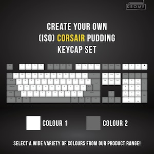 Può includere: Una tastiera con uno schema di colori bianco e grigio. La tastiera ha una varietà di tasti, tra cui tasti funzione, tasti numerici e tasti alfabetici. La tastiera è etichettata "(ISO) Corsair Pudding Keycap Set".