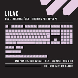 Könnte beinhalten: Lilac Pudding PBT Keycaps für eine Tastatur. Die Keycaps sind halb bedruckt und halb beleuchtet. Die Keycaps sind in einem zweisprachigen Layout mit UK-Legenden. Die Keycaps sind 129 Tasten und ANSI/ISO-kompatibel. Die UK-Legenden sind nicht beleuchtet.