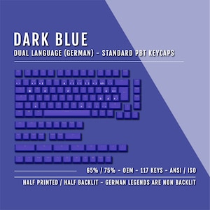 Könnte beinhalten: Eine dunkelblaue Tastatur mit 117 Tasten, die ein zweisprachiges Layout mit deutschen und englischen Zeichen bietet. Die Tastatur ist 65% oder 75% groß, mit einem OEM-Profil. Die Tastenkappen sind aus PBT-Kunststoff und halbbedruckt, wobei die deutschen Legenden nicht beleuchtet sind.