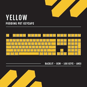 Könnte beinhalten: Gelbe Pudding-PBT-Tastenkappen für eine beleuchtete mechanische Tastatur. Die Tastenkappen sind mit dem Standard-ANSI-Layout beschriftet und umfassen 108 Tasten.
