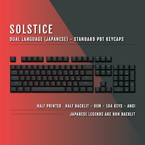 Könnte beinhalten: Eine schwarze Tastatur mit roten Beschriftungen. Die Tastatur hat ein Standardlayout mit 104 Tasten. Die Tasten sind aus PBT-Kunststoff und haben ein zweisprachiges (japanisches) Design. Die Tastatur ist halbbedruckt und halbbeleuchtet. Die japanischen Legenden sind nicht beleuchtet.