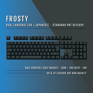 Könnte beinhalten: Eine schwarze Tastatur mit schwarzen Tastenkappen, die sowohl englische als auch japanische Beschriftungen aufweisen. Die Tastenkappen sind halb bedruckt und halb beleuchtet. Die Tastatur hat 105 Tasten und entspricht dem ISO-Standard.