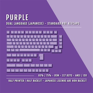 Könnte beinhalten: Lilafarbene PBT-Tastenkappen für ein 65% oder 75% Keyboard-Layout. Die Tastenkappen verfügen über ein zweisprachiges Design mit englischen und japanischen Zeichen. Die Tastenkappen sind halb bedruckt und halb beleuchtet, wobei die japanischen Legenden nicht beleuchtet sind.