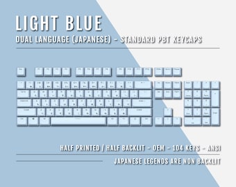 Könnte beinhalten: Eine hellblaue Tastatur mit Standardlayout und japanischen Zeichen, die auf die Tasten gedruckt sind. Die Tastatur ist halb bedruckt und halb beleuchtet. Die japanischen Legenden sind nicht beleuchtet. Die Tastatur hat 104 Tasten und ist ANSI.
