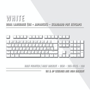 Könnte beinhalten: Weiße Tastaturkappen mit einem zweisprachigen Layout, das sowohl englische als auch japanische Zeichen enthält. Die Tastenkappen sind halbbedruckt und halbbeleuchtet, mit 105 Tasten in einem ISO-Layout. Die englischen und japanischen Legenden sind nicht beleuchtet.