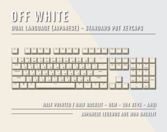 Könnte beinhalten: Off-White-Tastatur mit japanischen Zeichen und Standard-PBT-Tastenkappen. Die Tastatur hat 104 Tasten und verfügt über halb bedruckte, halb hintergrundbeleuchtete Tasten. Die japanischen Zeichen sind nicht hintergrundbeleuchtet.