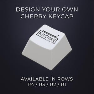 Puede incluir: Una tecla Cherry blanca con el texto "KROME KEYCAPS" en negro. La tecla está en ángulo, mostrando su forma trapezoidal. El texto en la parte superior dice "DESIGN YOUR OWN CHERRY KEYCAP" y en la parte inferior "AVAILABLE IN ROWS R4 / R3 / R2 / R1".