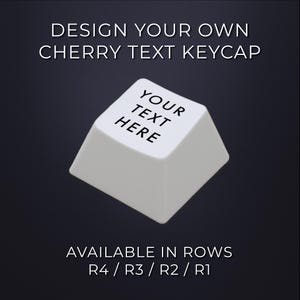 Può includere: Un tasto Cherry bianco con le parole "YOUR TEXT HERE" stampate sopra. Il tasto è disponibile nelle file R4, R3, R2 e R1. Il testo "DESIGN YOUR OWN CHERRY TEXT KEYCAP" è stampato sopra il tasto.