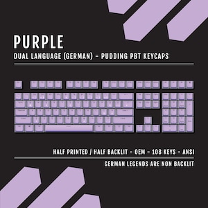 Könnte beinhalten: Lilafarbene Pudding-PBT-Tastenkappen für eine mechanische Tastatur. Die Tastenkappen sind halb bedruckt und halb beleuchtet. Die Tastenkappen verfügen über deutsche Legenden, die nicht beleuchtet sind. Die Tastenkappen sind für ein 108-Tasten-ANSI-Layout.