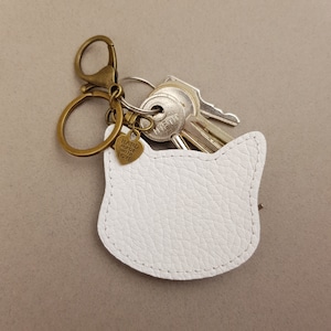 Kat sleutelhanger, kat hanger, kat charme, kat cadeau, kat sleutelhanger, kat sleutelhouder, schattige kat sleutelhanger, gerecycleerd echt leer witte kat charme
