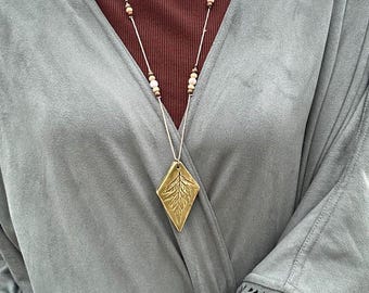 Colgante de arcilla hecho a mano • Collar de 76 cm • Colgante con impresión de la naturaleza • Estilo rústico • Joyería artesanal