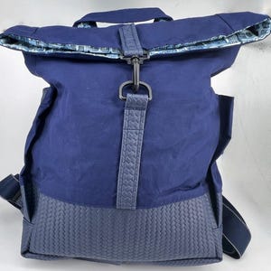 Zaino pieghevole versatile in pelle sintetica e pelle cerata blu navy per lavoro o svago