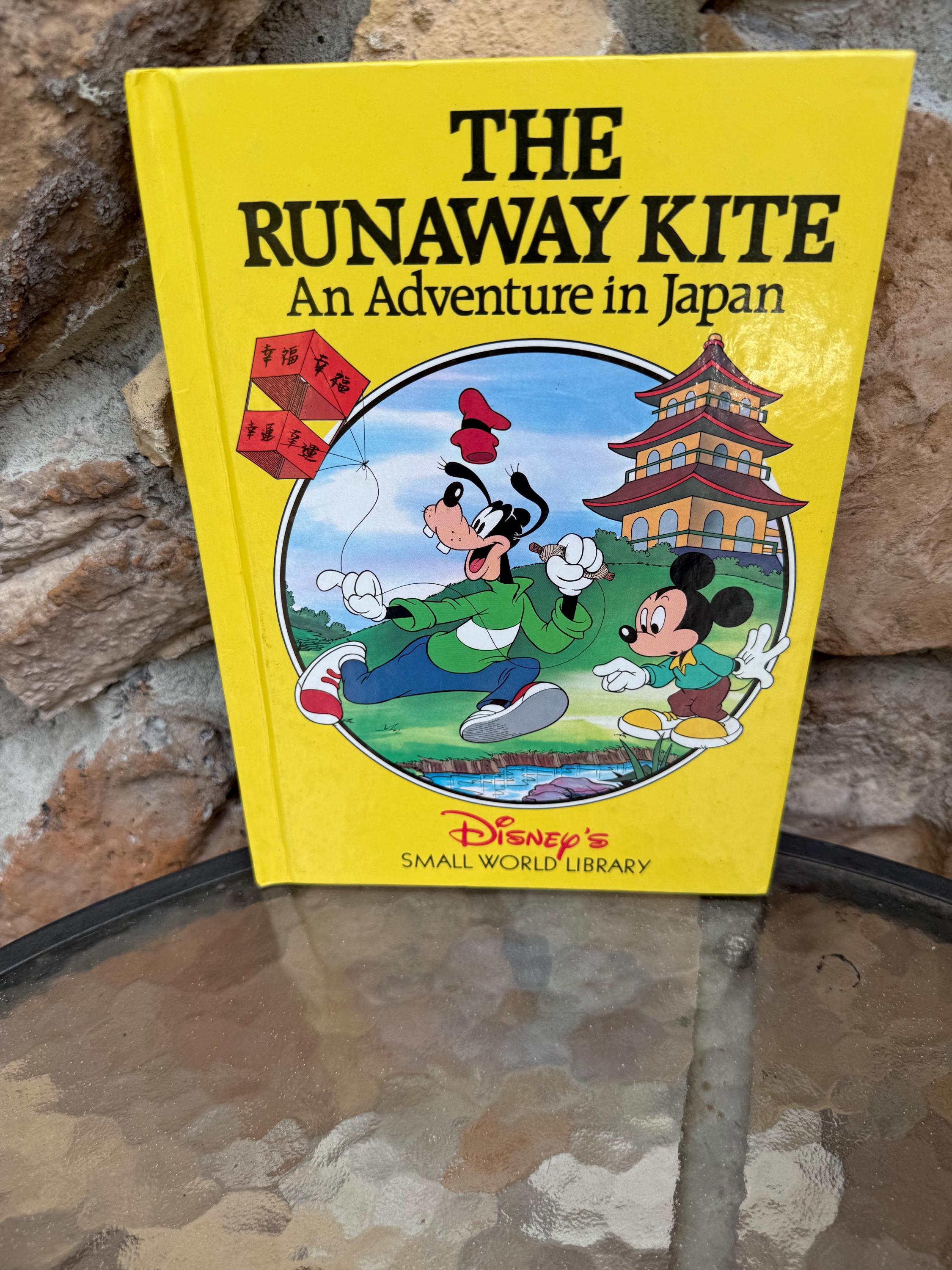 Disney's Small World Library 24冊　ディズニー Disney's Small World Library: 15 Volume Set: Books - Amazon.ca