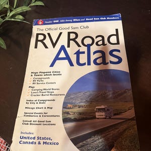 以下が含まれることがあります： 公式グッドサムクラブRVロードアトラス。地図、キャンプ場、RVパーク、サービスセンターを収録。米国、カナダ、メキシコを含む。表紙には、キャンピングカーのある風光明媚な道路が描かれています。